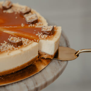 Snickers cheesecake