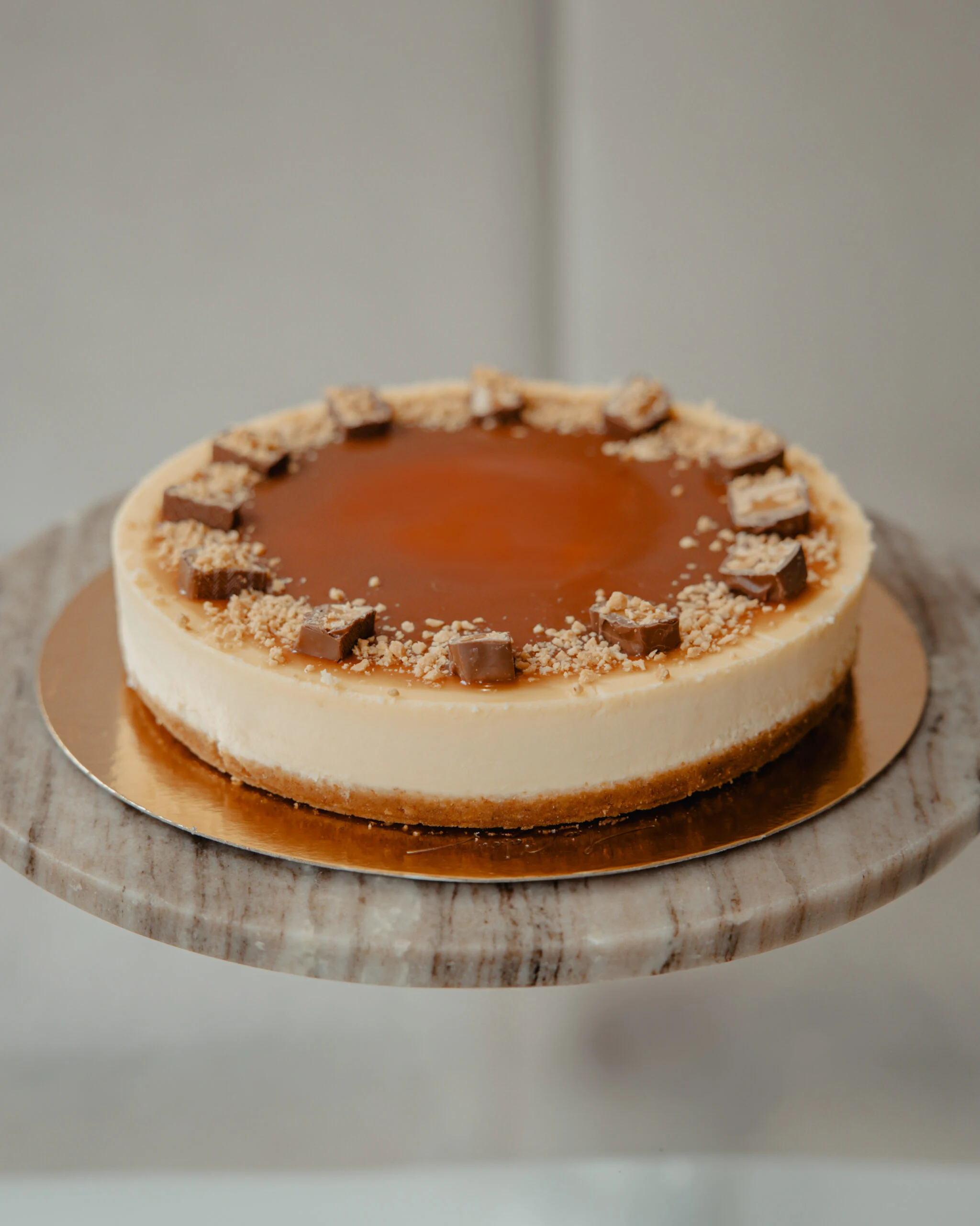 Snickers cheesecake